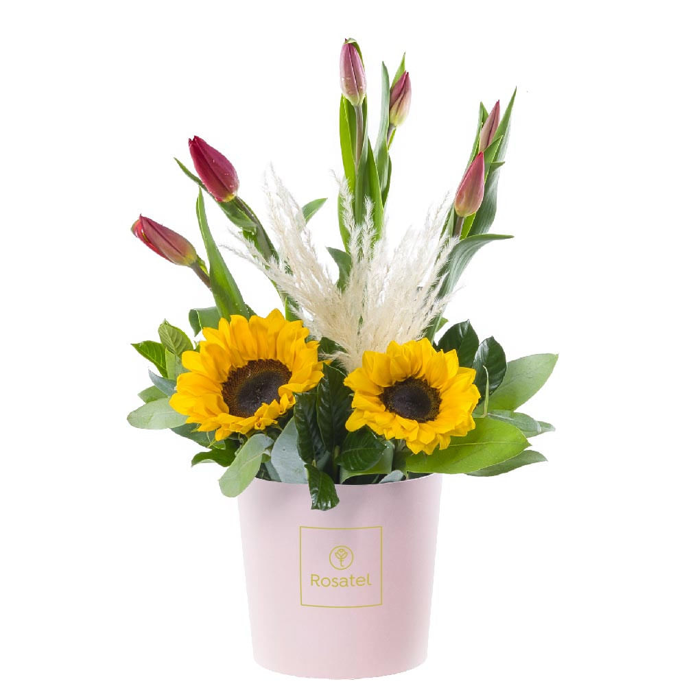 Sombrerera Rosada Mediana con 6 Tulipanes y Girasoles