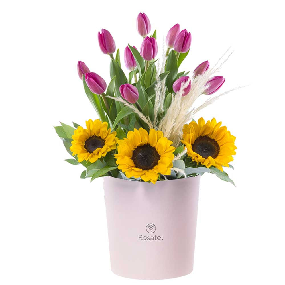 Sombrerera Rosada Grande con 12 Tulipanes y Girasoles