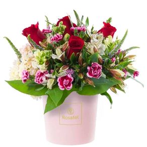 Sombrerera Rosada Mediana con 5 Rosas y Flores