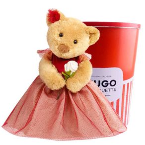 huguette-con-vestido-rojo-y-rosa-en-lata