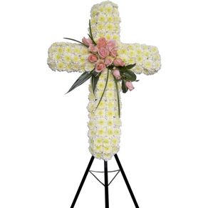 cruz-pequena-con-12-rosas-rosadas-pompos-crisantemos-y-flores-en-tripode