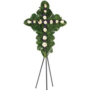 cruz-pequena-con-13-rosas-crema-y-follaje-en-tripode