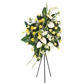 corona-grande-con-24-rosas-amarillas-claveles-gerberas-y-anturios