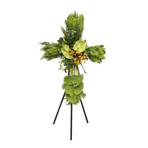 cruz-pequena-con-anturios-y-follaje-en-tripode