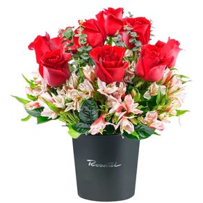 sombrerera-negra-con-rosas-y-astromelias