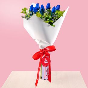 ramo-con-tulipanes-azules-y-flores