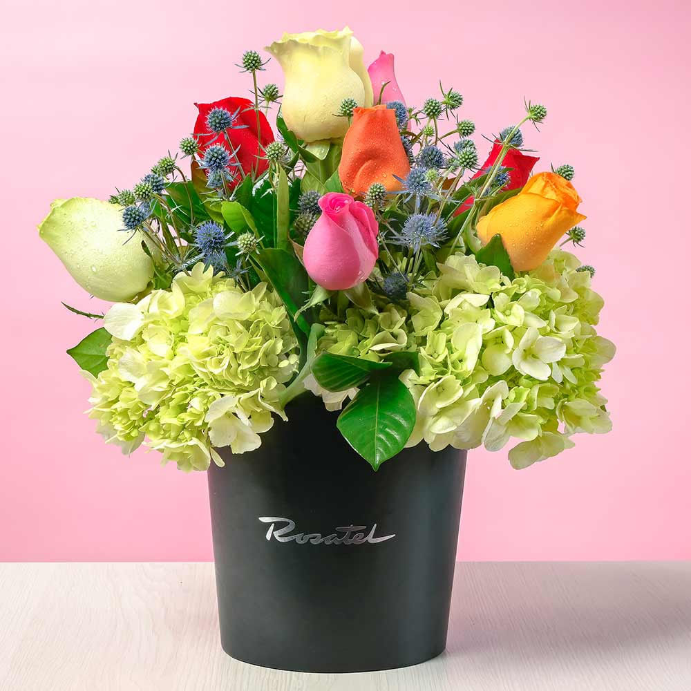 Sombrerera Negra con Rosas Variadas y Flores