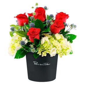 sombrerera-negra-con-rosas-y-hortensias