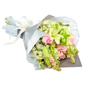 ramo-con-rosas-rosadas-y-flores