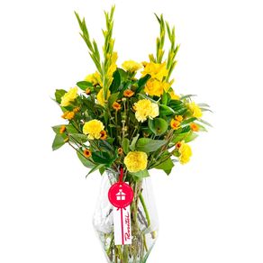 florero-con-clavelinos-y-flores-amarillas