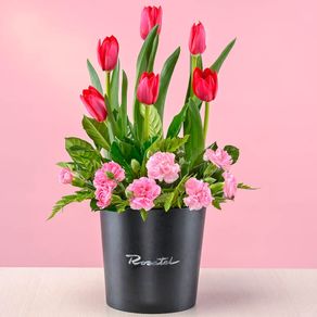 sombrerera-con-tulipanes-y-flores