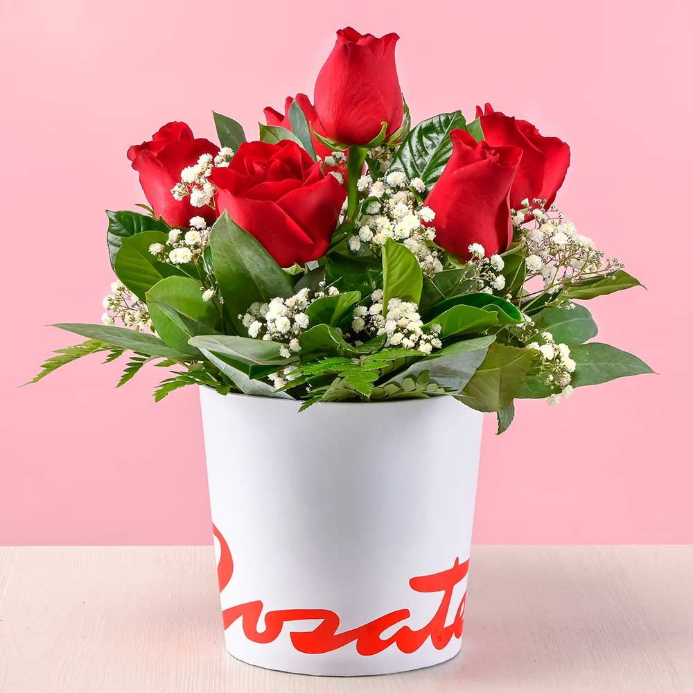 Sombrerera con Rosas Rojas y Flores