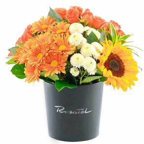 sombrerera-negra-mediana-con-flores-de-estacion