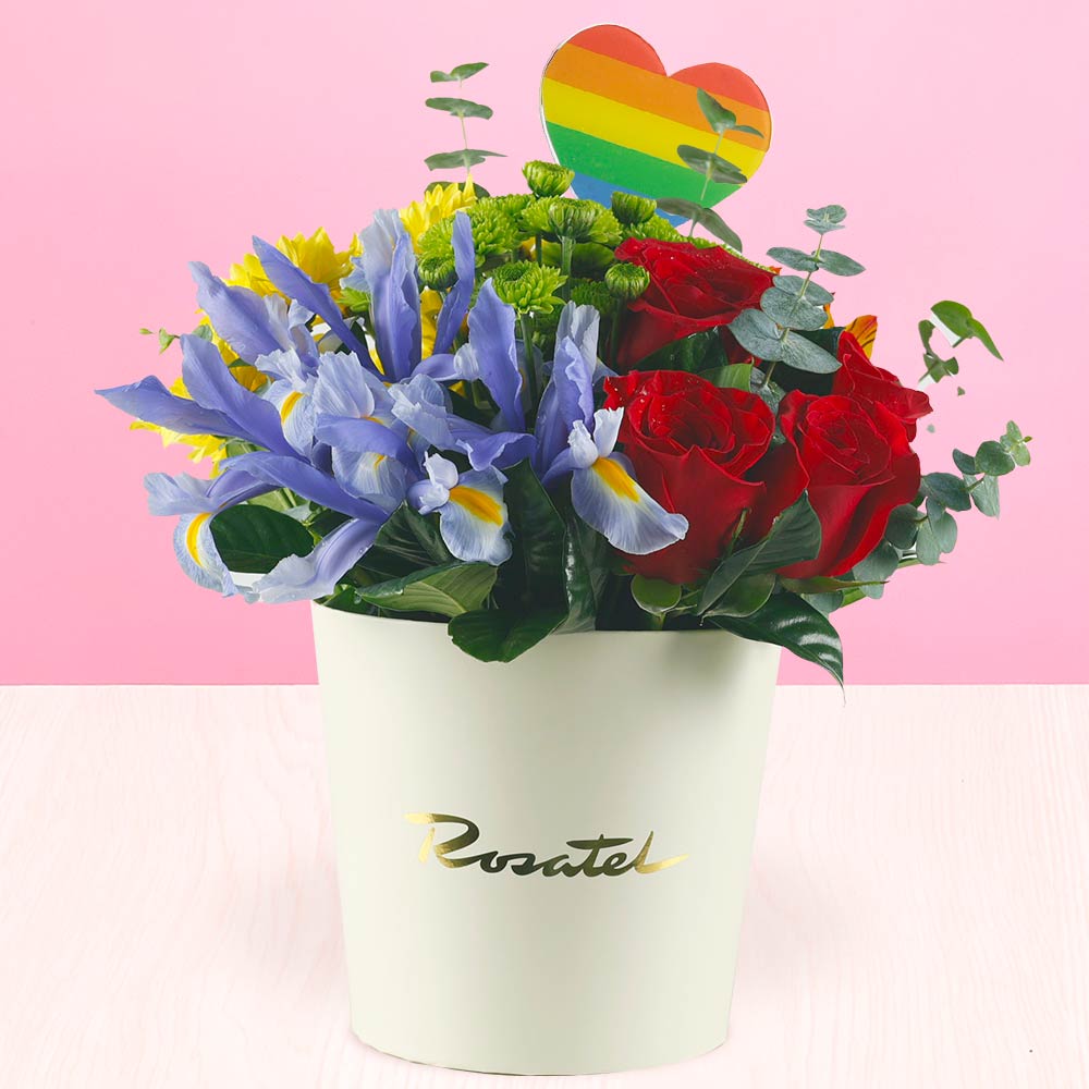 Arreglo de Flores Corazón Arcoíris