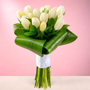 bouquet-de-novia-con-tulipanes-blancos