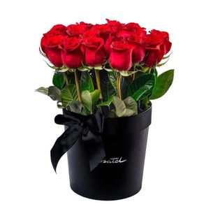 Sombrerera Negra Grande con 25 Rosas Rojas
