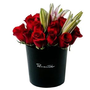 Sombrerera Negra Mediana con 15 Rosas y Liliums