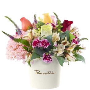 sombrerera-crema-mediana-con-5-rosas-variadas-y-flores