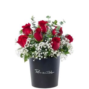 Sombrerera Negra Mediana con 10 Rosas y Flores