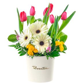 sombrerera-crema-con-tulipanes-rojos-y-gerberas-rosatel