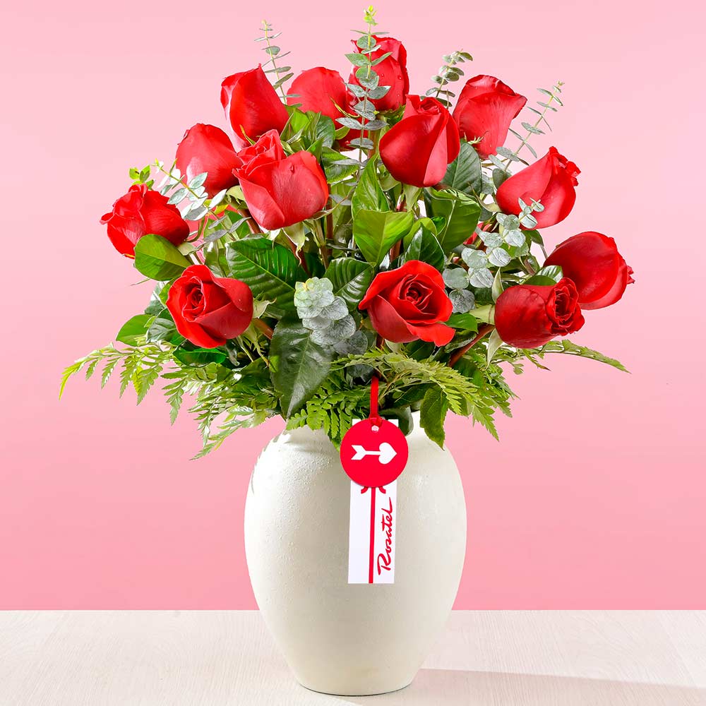 Arreglo Elegante con Rosas Rojas