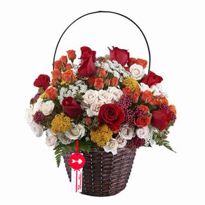 canasta-con-rosas-rojas-y-mini-rosas