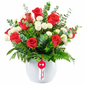 arreglo-con-rosas-rojas-y-flores