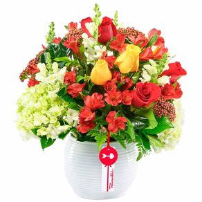 arreglo-ceramica-blanca-rosas-rojas-y-amarillas