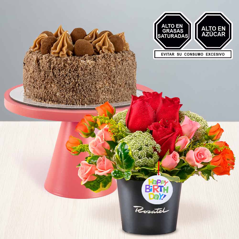 Arreglo con Rosas y Torta de Zanahoria