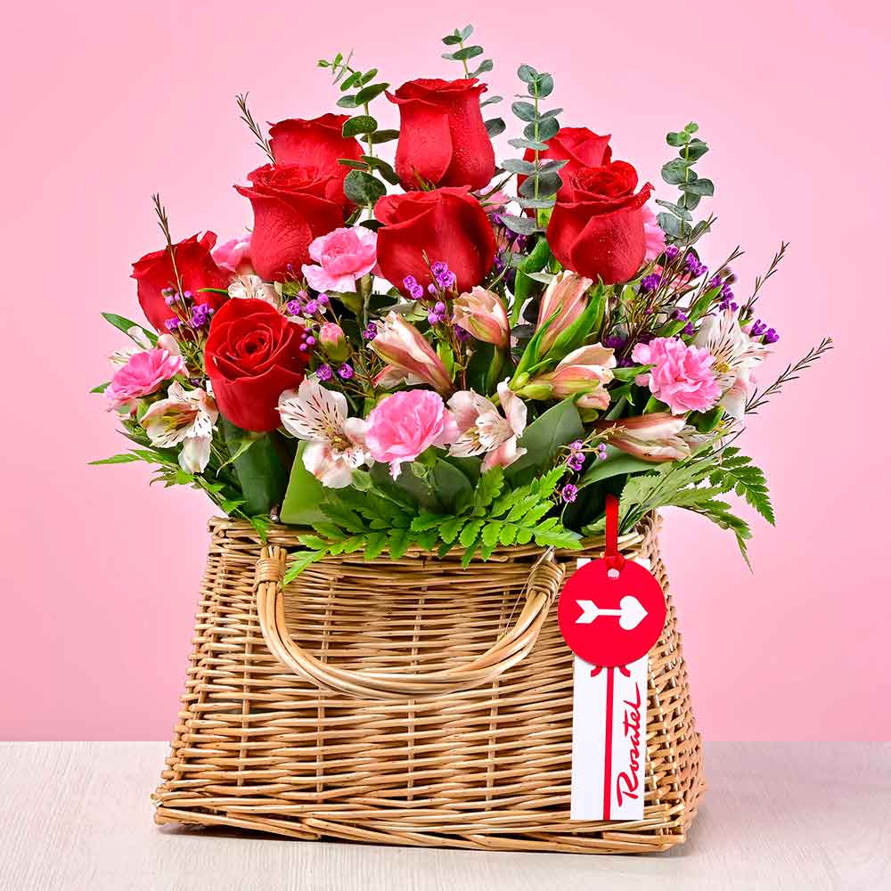 Canasta con Rosas Rojas y Flores