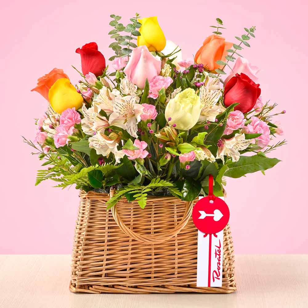 Canasta con Rosas de Colores y Flores