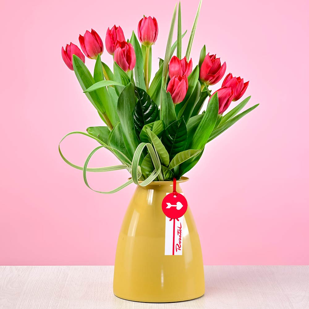Florero Elegante con Tulipanes Rojos