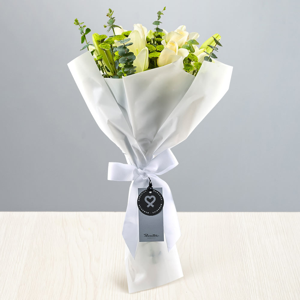 Ramo Fúnebre con Rosas Cremas y Liliums