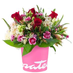 Sombrerera Rosada Mediana con 5 Rosas y Flores