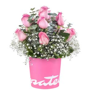 Sombrerera Rosada Mediana con 10 Rosas y Flores